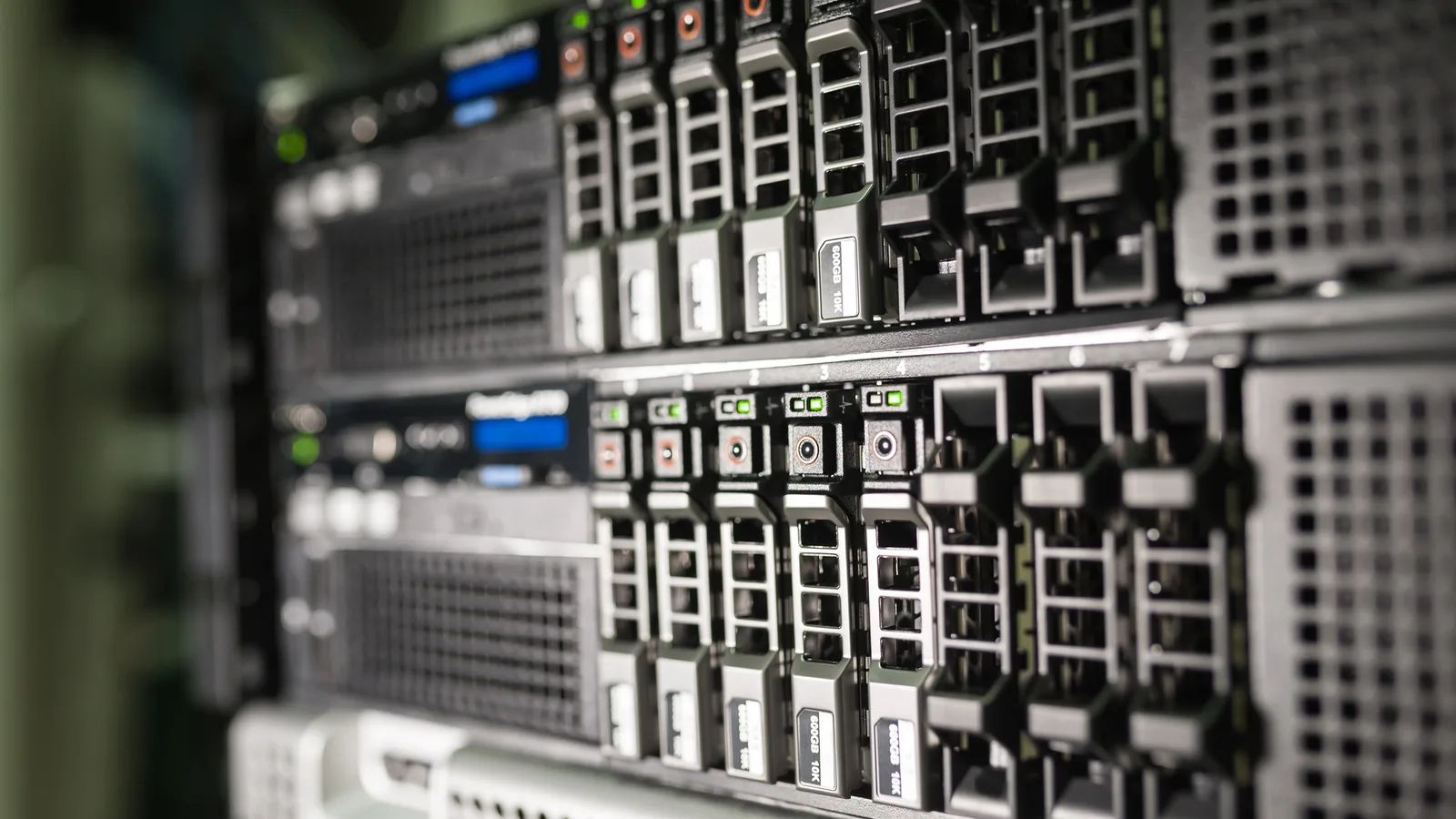 Frontansicht zweier Rackserver mit eingeschobenen Festplatten