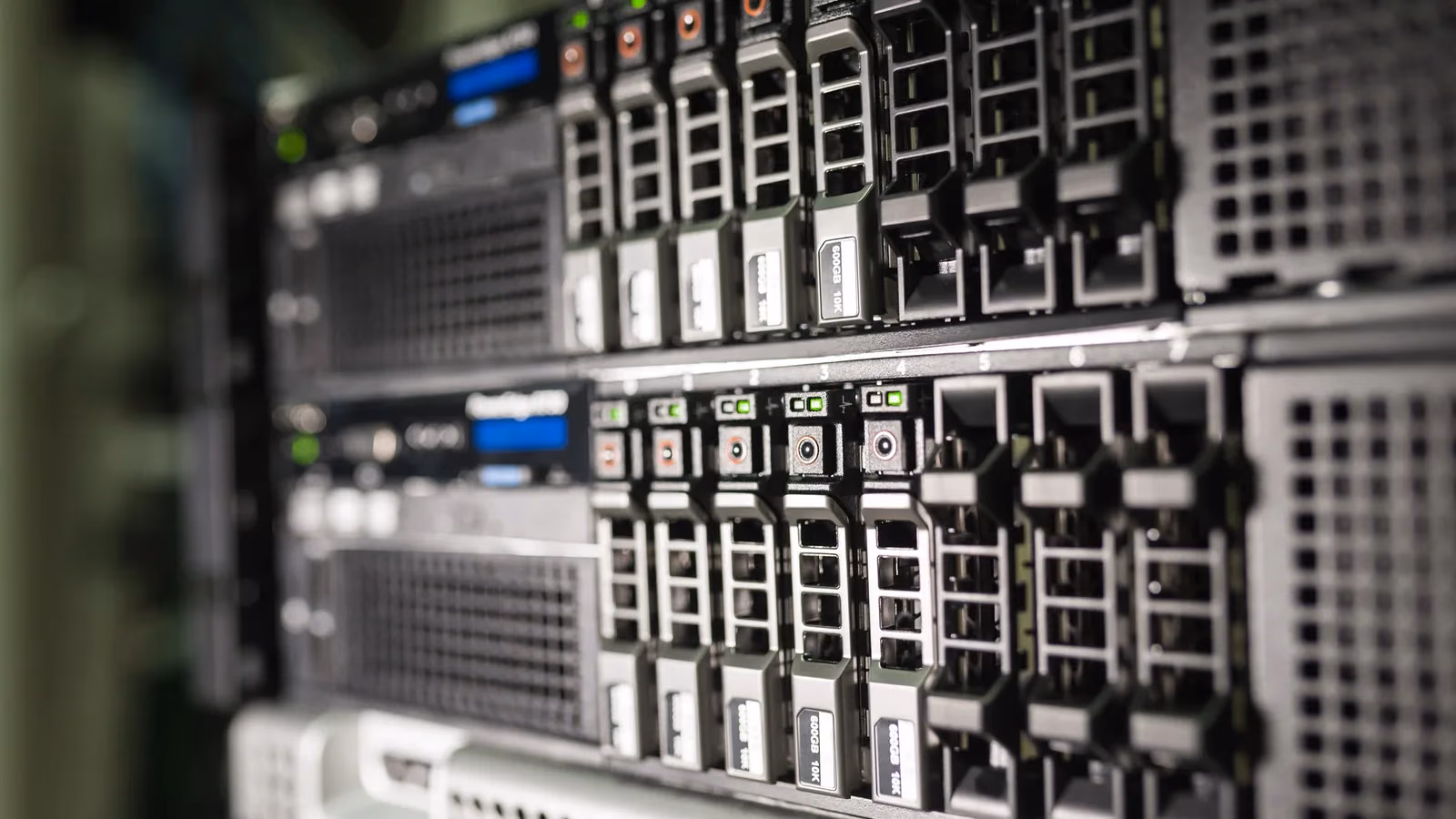 Frontansicht zweier Rackserver mit eingeschobenen Festplatten